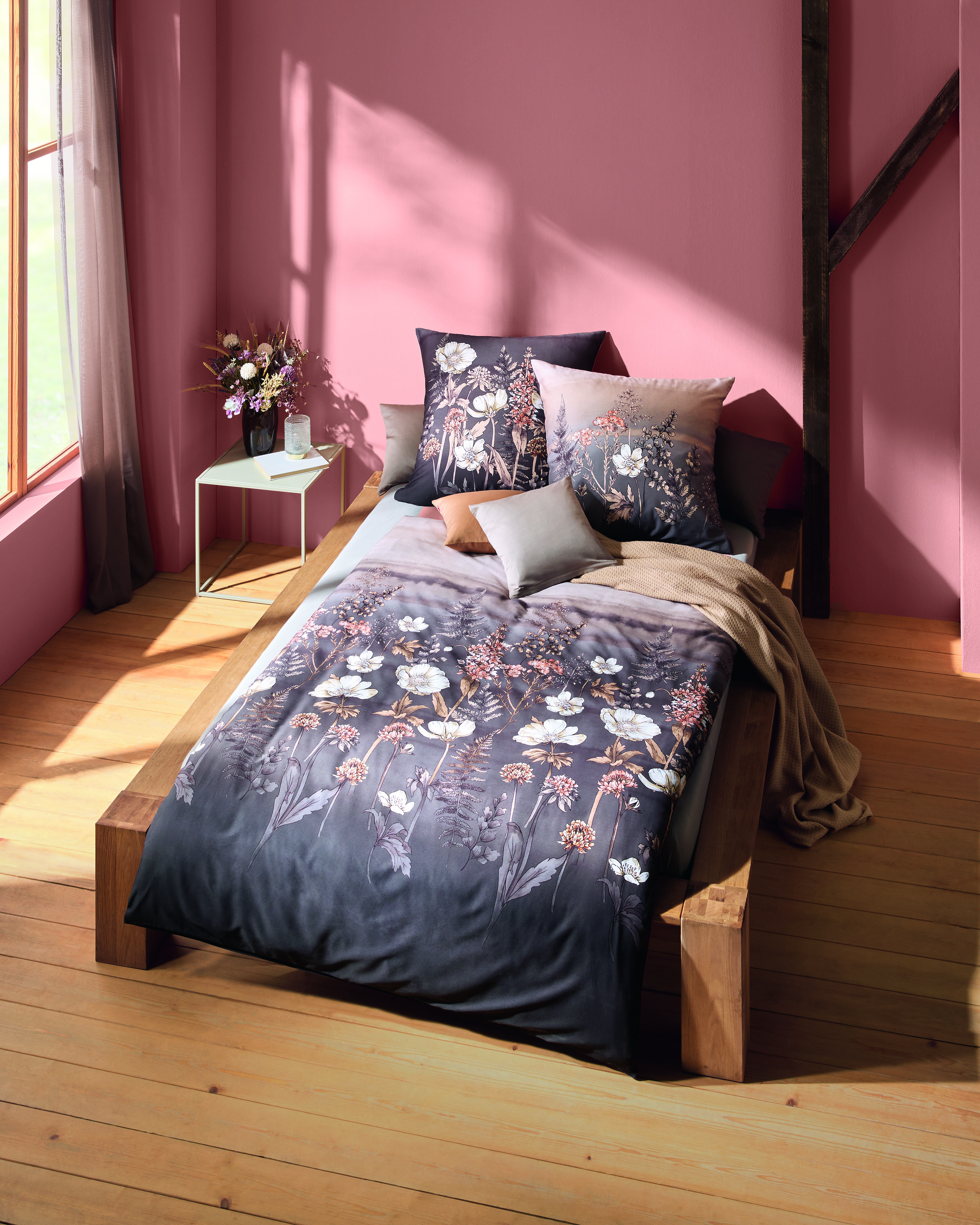 Mako Satin Bettwäsche mit Blumen-Muster in Braun